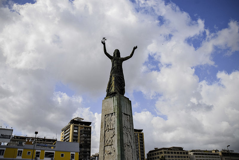 File:Statue at the Cruise Port of Palermo. Sicilia.jpg