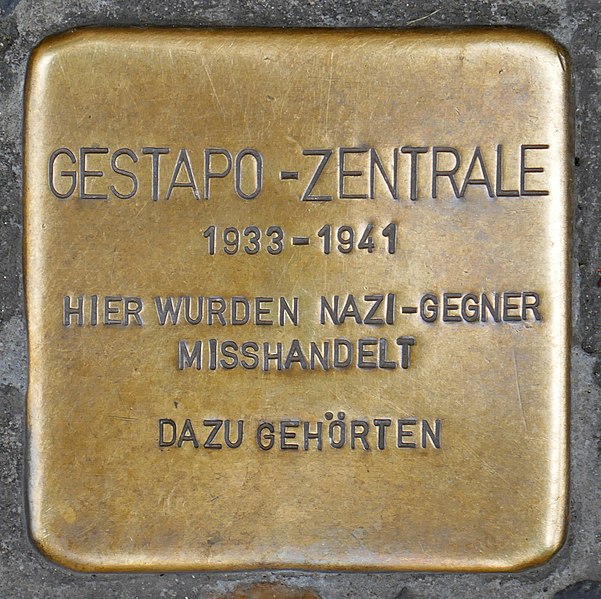 File:Stolpersteine Freiburg, Gestapo-Zentrale (Kaiser-Joseph-Straße 167).jpg