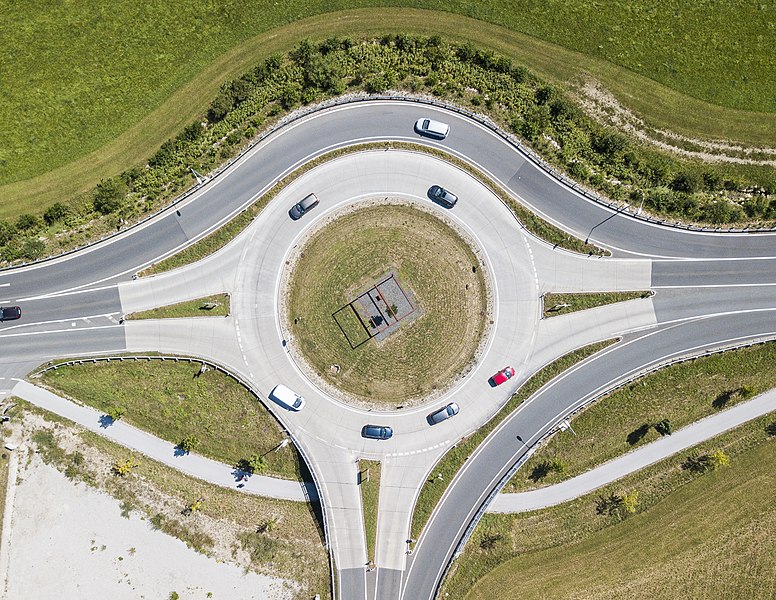 File:Straßwalchen kreisverkehr 2.jpg