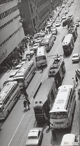 File:Straatbeelden, trams, autobussen, Bestanddeelnr 058-1238.jpg