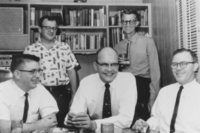 Jack S. Kilby (ülve, középen) a Texas Instruments mérnökeivel