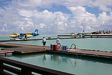 Vue d'une partie des appontements pour hydravions de l'aéroport international de Malé.