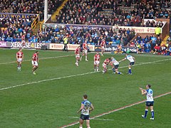 Twee rugby league-teams spelen voor volle tribunes.