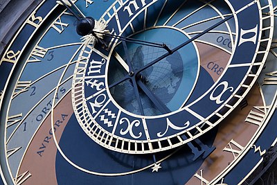 Foto jarak dekat Jam Astronomi di Kota Tua, Praha. Jam ini dipasang pada tahun 1410, menjadikannya jam astronomi tertua ketiga di dunia.