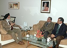 Eski tenisçiler Shri Ramanathan Krishnan ve Shri Ramesh Krishnan, Birlik Gençlik İşleri ve Spor Bakanı Dr. M.S. Gill, 26 Kasım 2009'da Yeni Delhi'de.jpg