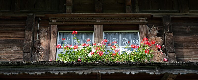 File:Toggenburg Furt Haus Näf window decoration 2nd floor center.jpg