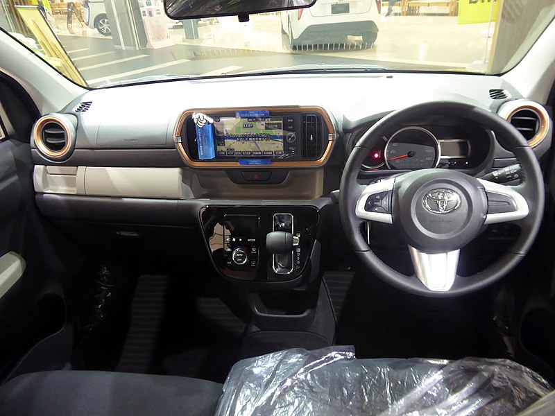 File:Toyota Passo MODA"G package" (5BA-M700A-GBSE(G)) interior.jpg