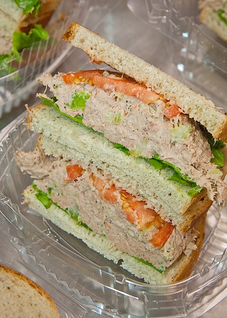 Tập_tin:Tuna_fish_sandwiches_for_the_National_School_Lunch_Program.jpg