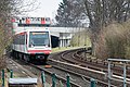 Deutsch: Trasse der U-Bahnlinie U1 in Hamburg-Barmbek-Nord. Blick nach Nordosten in Richtung des U-Bahnhofs Wandsbek-Gartenstadt mit dem Überwerfungsbauwerk der U-Bahnlinie U3.