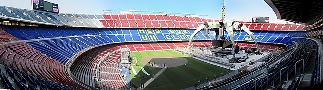 Le stade Nou Camp à Barcelone, le 8 mai 2009, complètement vide avec la scène du U2 360° Tour, l'après-midi avant le concert.