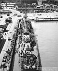 1945 жылы Маре аралындағы теңіз кеме зауытында айлақта және жұмыс үстінде болған USS Wadleigh-дің тарихи фотосуреті. Фонда ғимараттар көрінеді.