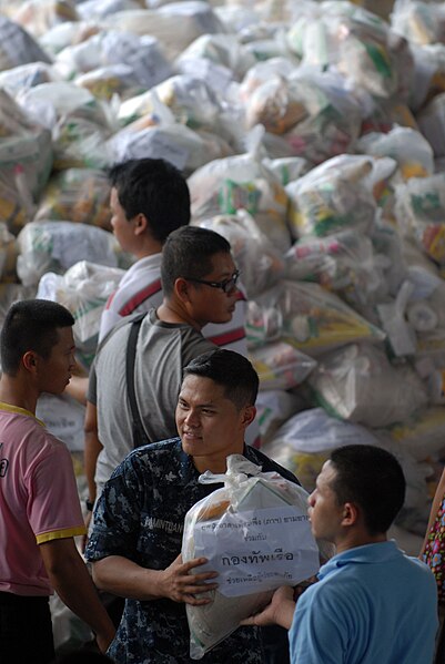 File:US Navy 111023-N-WW409-574 Gas Turbine System Technician (Mechanical) 2nd Class Carlo Pamintuan delivers prepared food kits.jpg