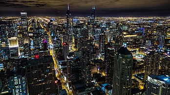 Vue sur Downtown Chicago avec de gauche à droite : l'Aon Center, la Trump Tower et la Willis Tower depuis le 875 North Michigan Avenue. (définition réelle 2 105 × 1 000)
