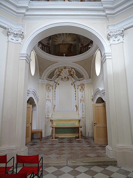 File:Vigolo Vattaro, chiesa del Redentore - Interno 01.jpg