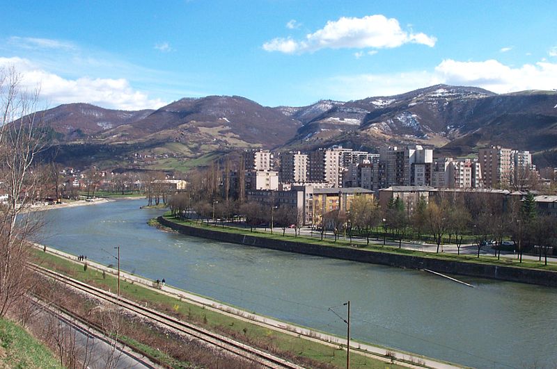 File:Vue de ZENICA depuis la rivière BOSNA.jpg