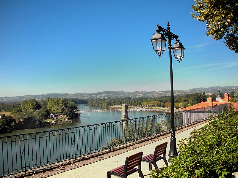 File:Vue sur la saône a trévoux.JPG