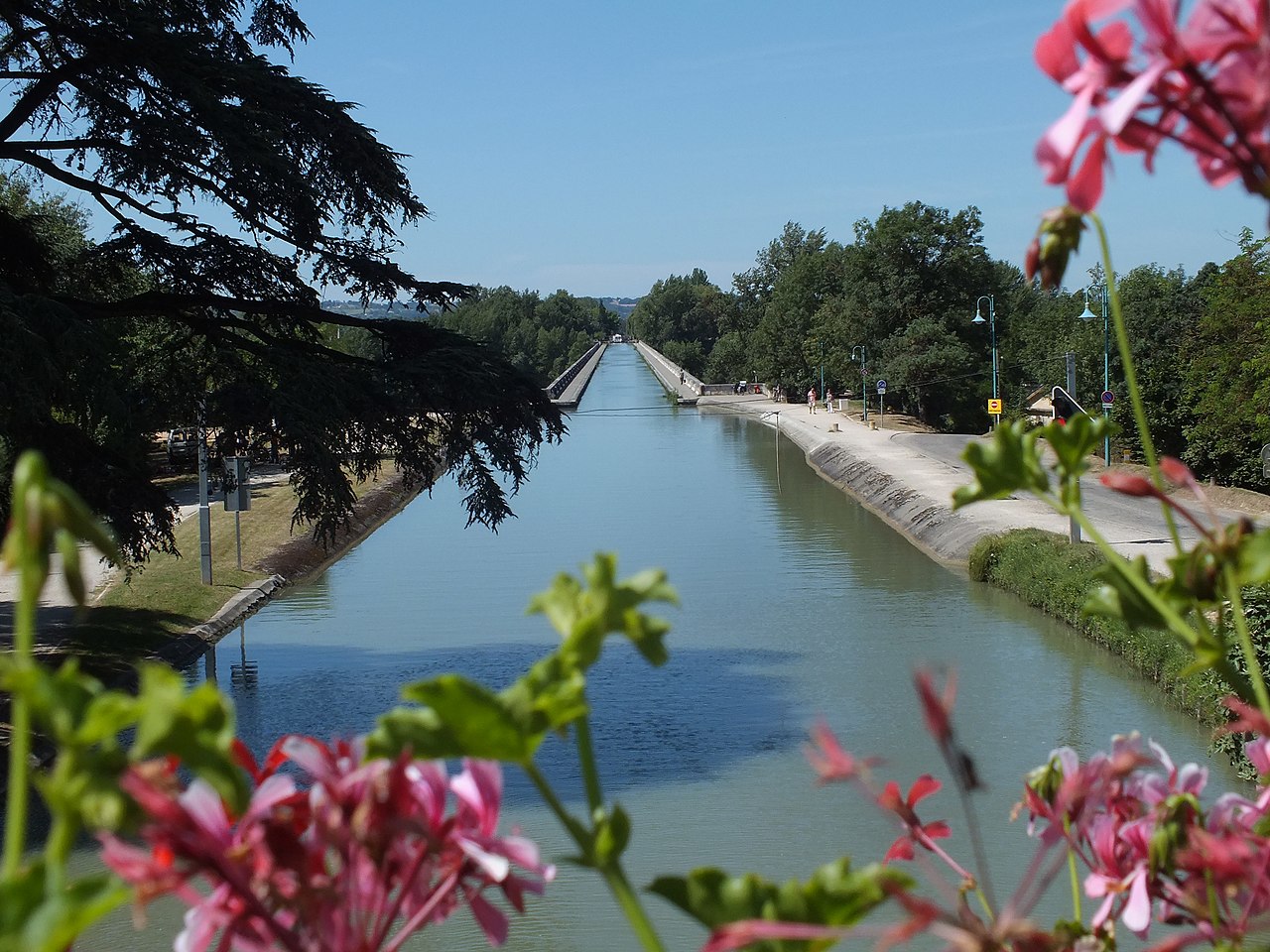 [Image: 1280px-Vue_sur_le_Pont-canal_d%27Agen.JPG]