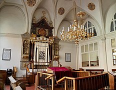 Interior de la sinagoga Alta en Praga.