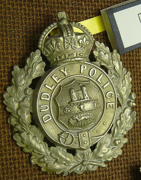 File:WMP Museum - Dudley Borough Police helmet plate 02.jpg