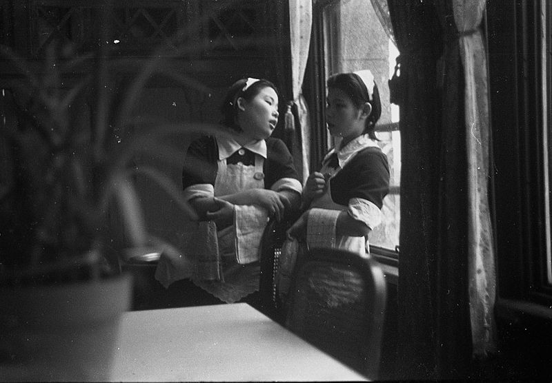 File:Waitress of early Taiwanese Cafe.jpg