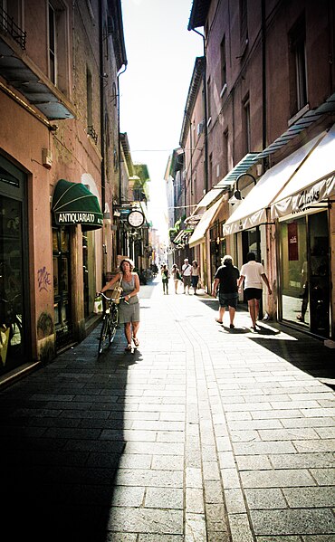 File:Walking in Ravenna (6095266364).jpg