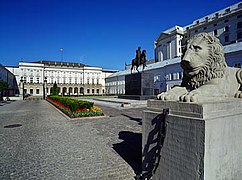 大統領宮殿（ラジヴィウ家の宮殿）とユゼフ・ポニャトフスキの像 18世紀ポーランド・ネオクラシカル様式の代表的建築物