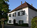 Ehemaliges Pfarrhaus (1. Hälfte 18. Jh.) der Altdorfer Pfarrkirche St. Maria (abgerissen 1819), an der Stelle des ersten Klosters Altdorf (10. Jh.) vor dem Umzug auf den Martinsberg