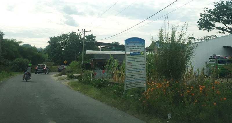 File:Welcome gate to Saor Nauli Hatoguan, Palipi, Samosir 01.jpg