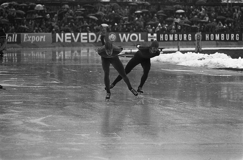 File:Wereldkampioenschappen schaatsen voor amateurs in Deventer Claeson (l) en Piet K, Bestanddeelnr 926-2300.jpg