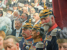Détail d'un tableau, montrant un trio de généraux allemands, moustaches et barbe grises, épaulettes argentées, uniforme bleu à col rouge, casque à pointe sur la tête et poitrines couvertes de médailles.