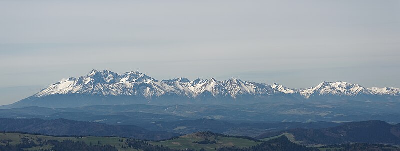 File:Widok na Tatry spod szczytu Wielkiego Rogacza, 20240407 1122 7213.jpg