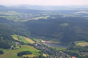 Aerial view: The Rimberg with Hillestausee and the Winterberg districts of Niedersfeld (front) and Grönebach (center left)