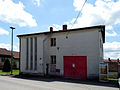 Čeština: Budova obecního úřadu a hasičská zbrojnice ve vsi Žižkovo Pole, okres Havlíčkův Brod, kraj Vysočina. English: Municipal office building and fire station in the village of Žižkovo Pole, Havlíčkův Brod District, Vysočina Region, Czech Republic.