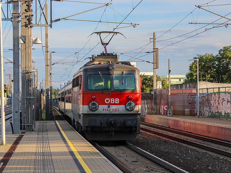 File:ÖBB 1142 683 in Graz Don Bosco.jpg