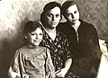 Аляксандра Палікарпаўна Варламава і яе дочкі Рыма і Ларыса (справа). Мінск (Беларусь), 1956 г.