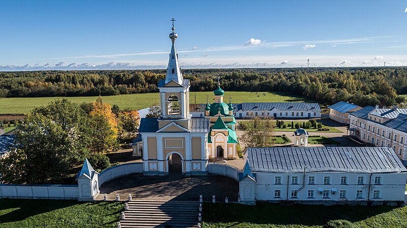 File:Вид на Введено-Оятский женский монастырь с западной стороны и центрального входа под колокольней.jpg