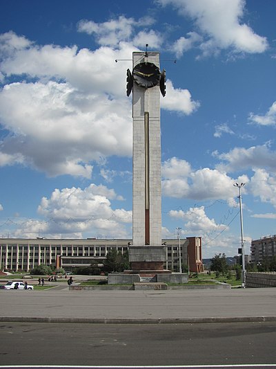 Г магнитогорск. Куранты Магнитогорск. Город Магнитогорск куранты. Памятник куранты в Магнитогорске. Магнитогорск центр города.