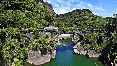 Arch bridge