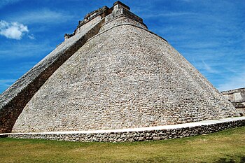 Piramide del Adivino (trasera)