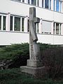 1230 Prücklmayergasse 6 - Volksschule - Natursteinplastik Statuarische Komposition von Josef Pillhofer 1969IMG 7476.jpg