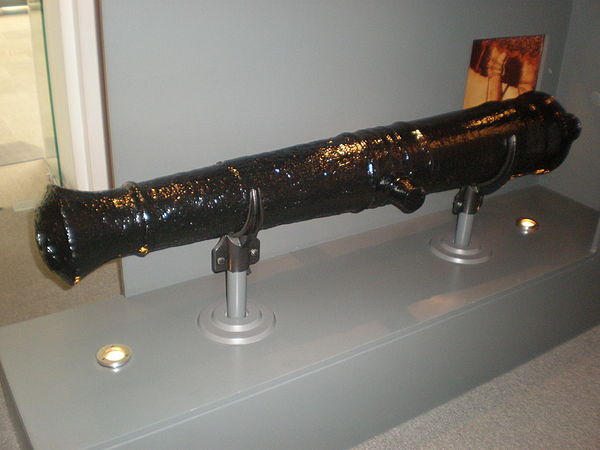 A cannon cast in 1650 by the southern Ming when remnants of the Ming regime were based in Guangdong. (From the Hong Kong Museum of Coastal Defence.)