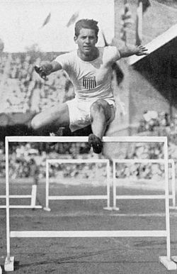 Fred Kelly juoksemassa 110 metrin aitoja Tukholman olympialaisissa 1912.