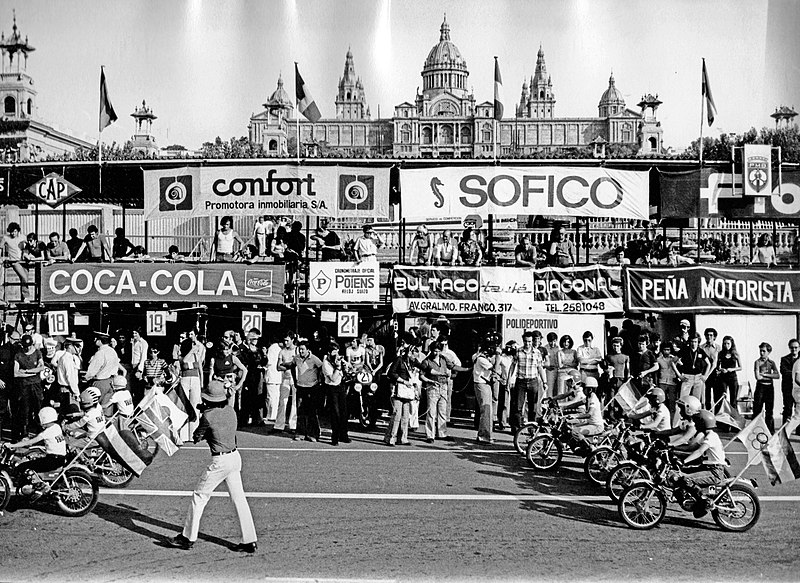 File:1974 24H Montjuic Isern children parade f.jpg