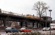 Viadukt und Hochbahnhof der U1, im Hintergrund die Brücke über den Landwehrkanal zur U7, Zug der Baureihe A3 zum damaligen Endbahnhof Schlesisches Tor, 1992