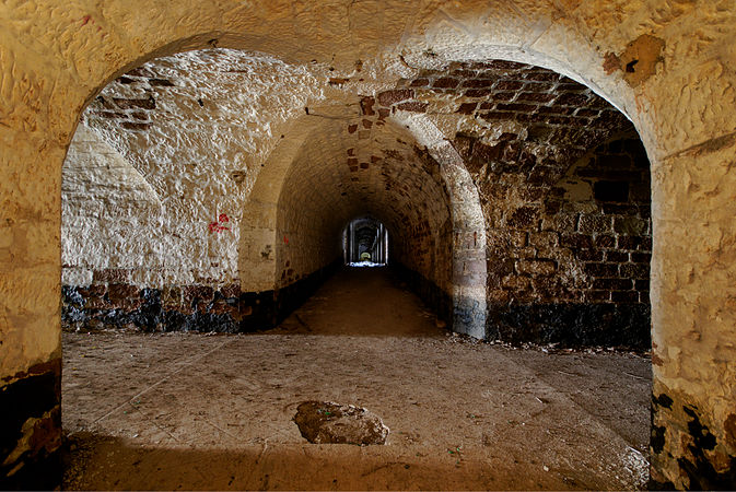 Croisement de galeries dans le casernement d'origine.