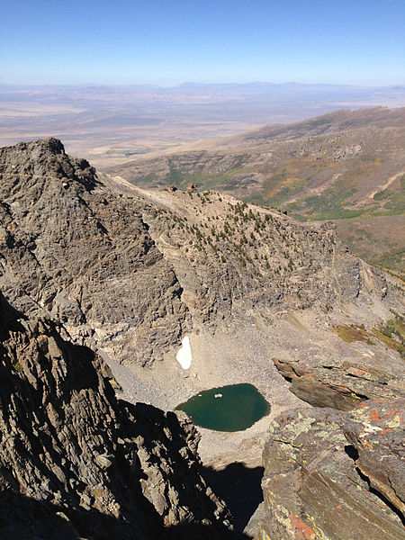 File:2014-09-24 12 43 58 Tiny unnamed glacial tarn just north of and over 1,000 feet below Hole-in-the-Mountain Peak, Nevada.JPG