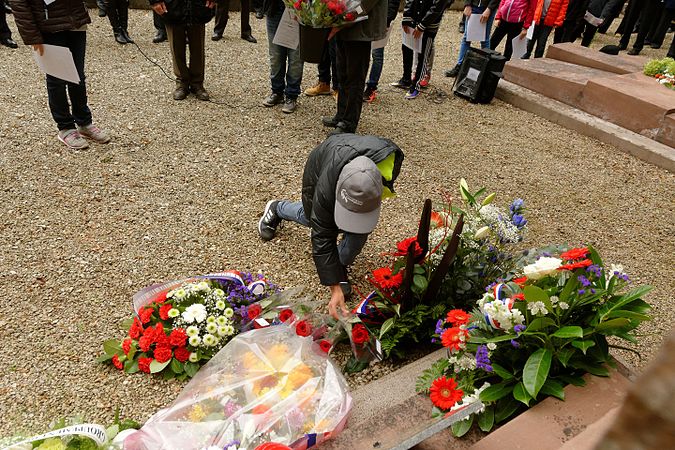 Dépôt de gerbe par les enfants de l'école de Banvillars.