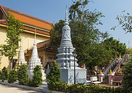 ไฟล์:2016_Phnom_Penh,_Wat_Botum_(10).jpg