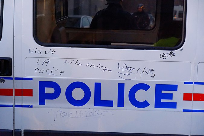 "Messages" tagués sur le véhicule de police.