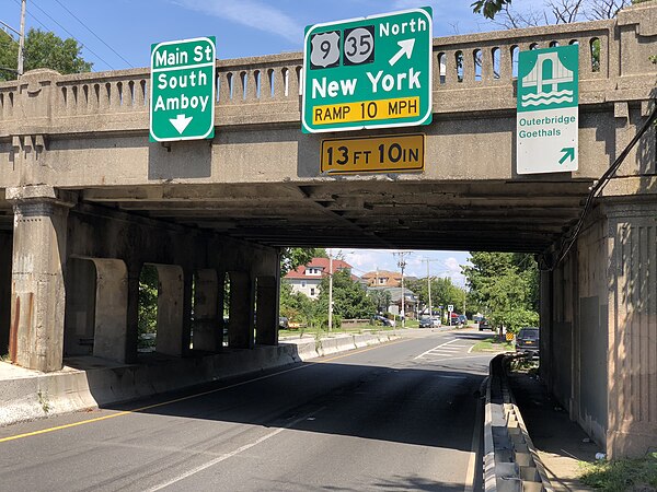 View north along US 9 at Route 35 in South Amboy